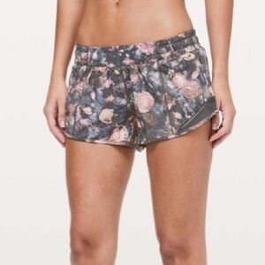 Lululemon Hotty Hot Short II 2.5" Frosted Rose Multi / Melanite W-560 Sz 6
